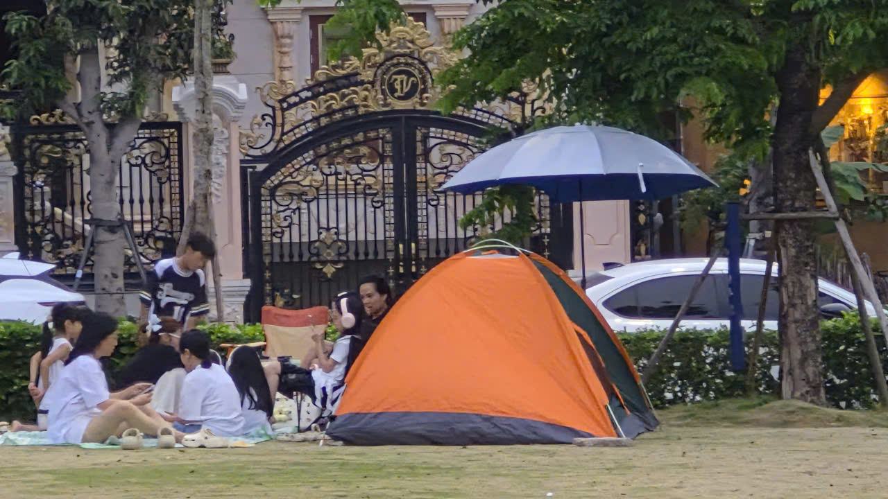 Một số người, nhóm người chọn những góc riêng trong công viên. Ảnh: Nguyễn Hùng