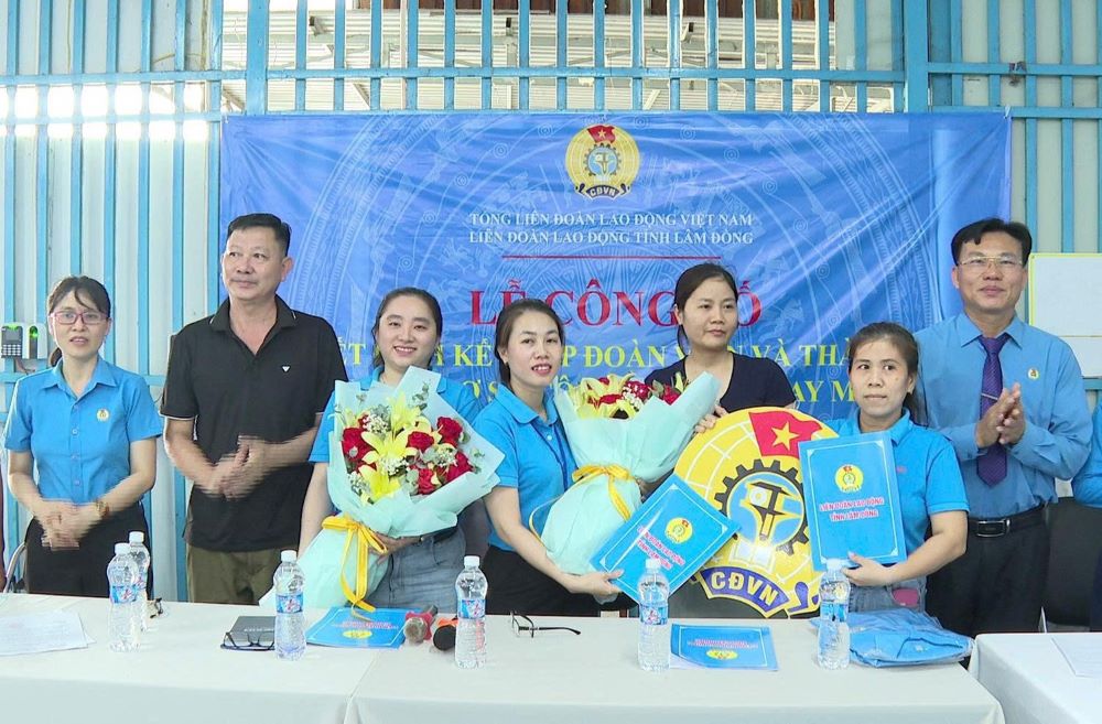 Trao quyết định thành lập Công đoàn cơ sở Công ty TNHH May mặc KOG. Ảnh: Duy Tuấn