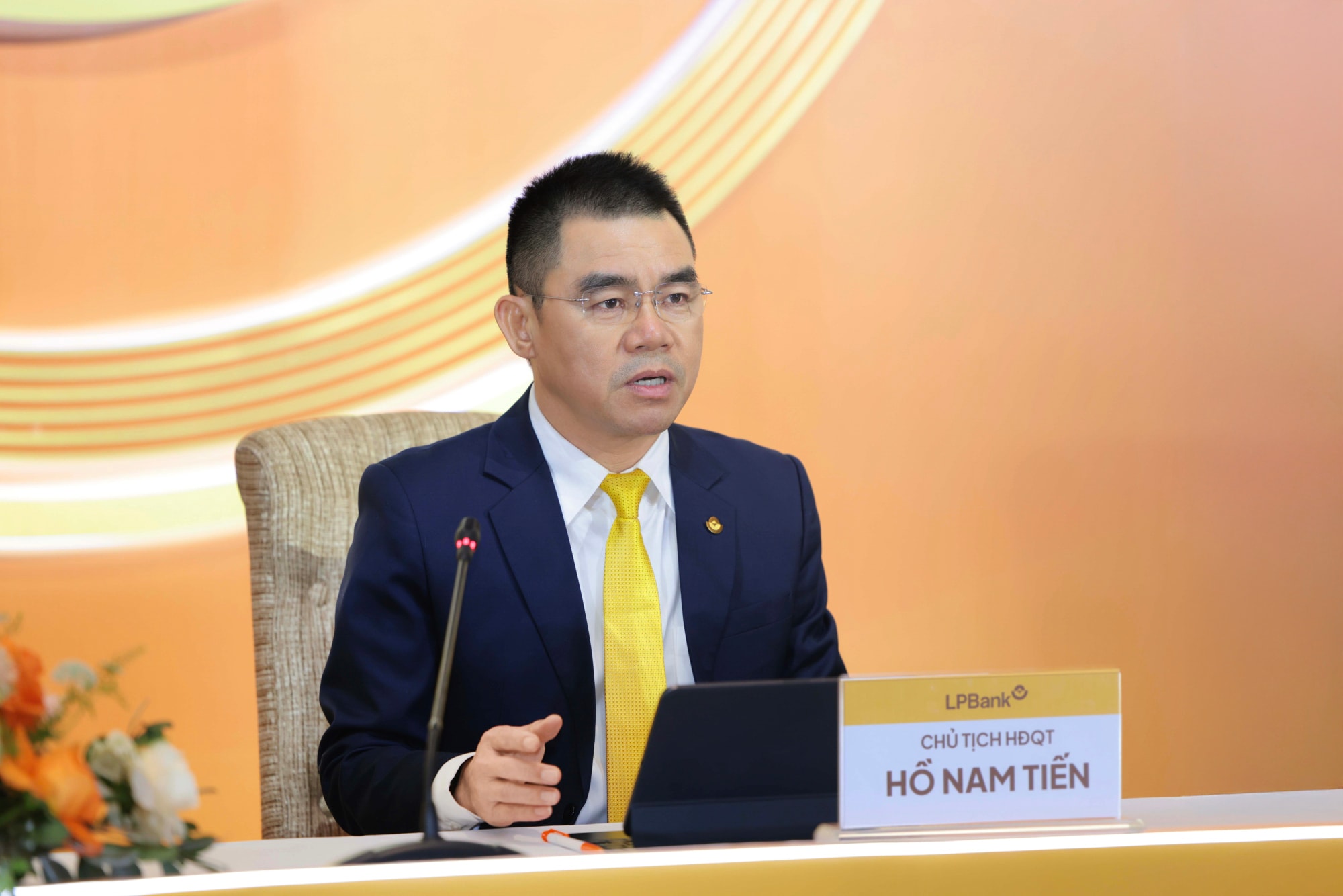 Anh Chu tich LPBank Ho Nam Tien tra loi co dong