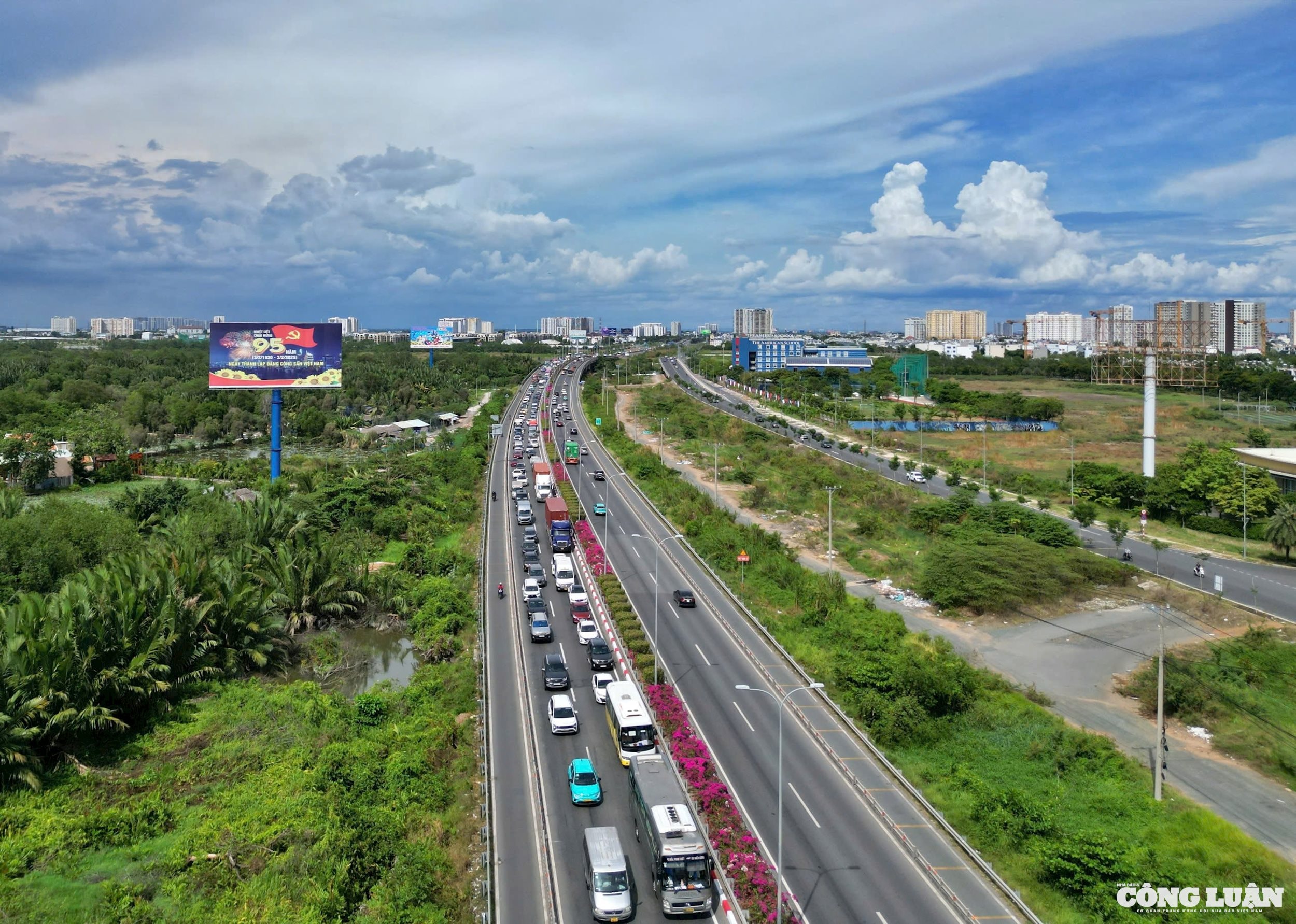 Cửa ngõ phía Đông trong ngày cuối cùng của kỳ nghỉ lễ