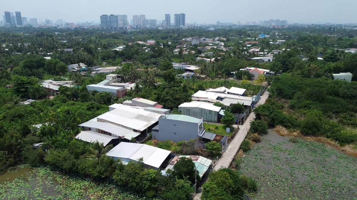 Bên trong dự án treo Bình Quới - Thanh Đa cỏ mọc um tùm, trái ngược với cảnh nhà cao tầng ở những khu xung quanh.