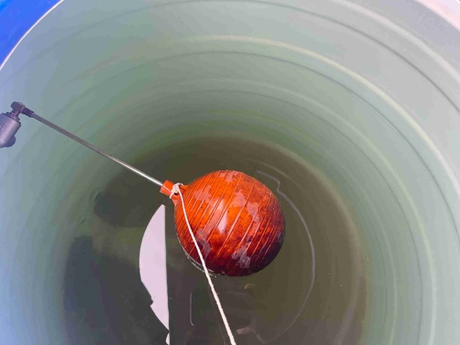 Nước sinh hoạt một thôn ở Hưng Yên đục ngầu, lẫn bùn cát