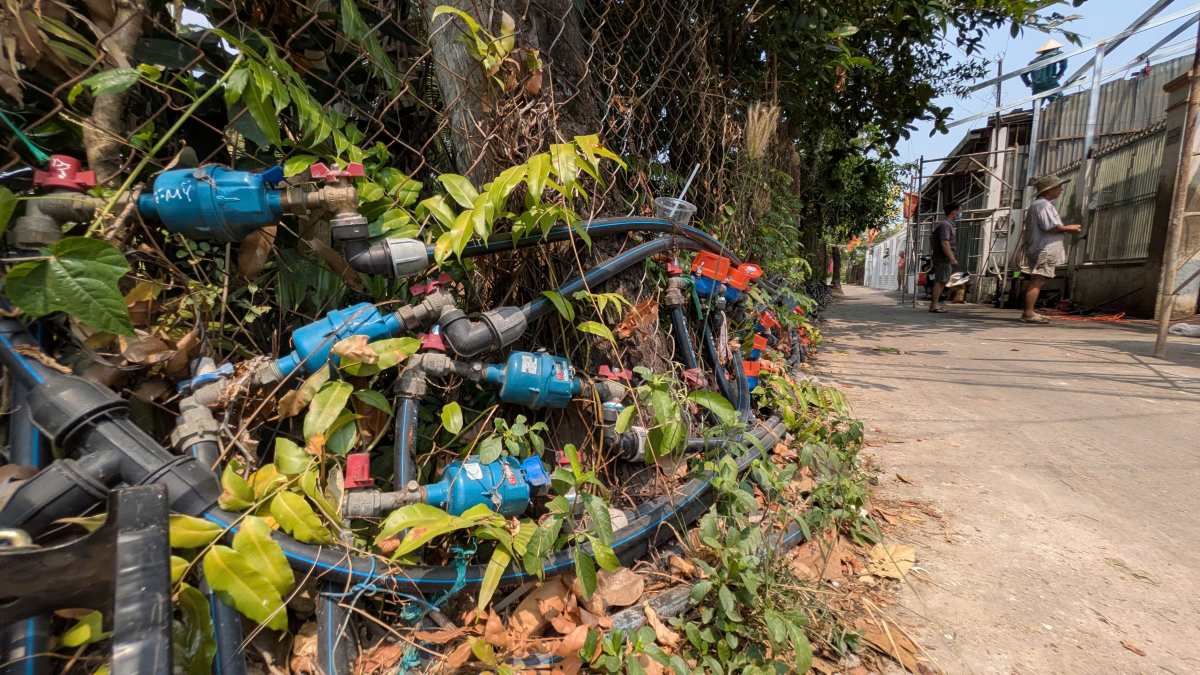 Ống dẫn nước chằng chịt không được đi ngầm. Ảnh: Anh Tú