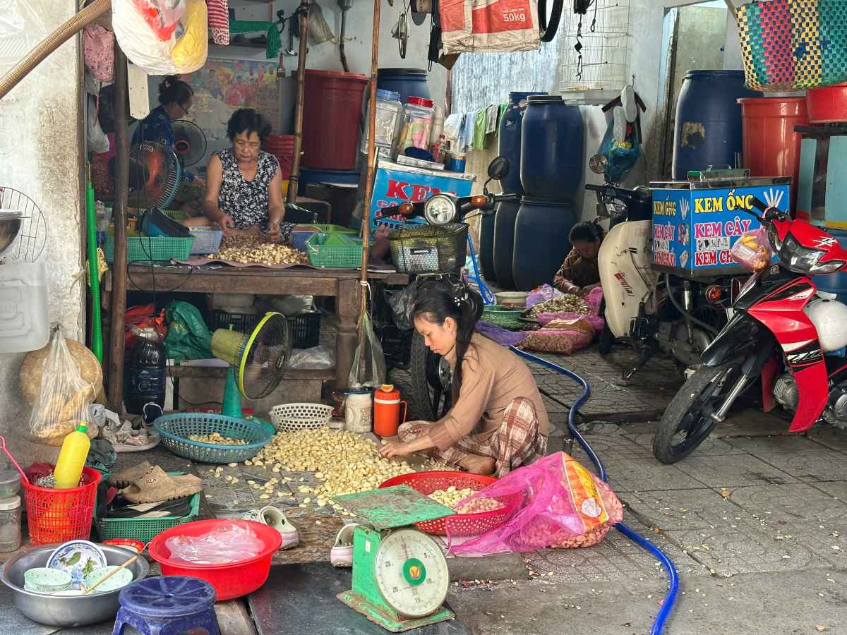 Người dân mong dự án sớm hồi sinh để ổn định cuộc sống. Ảnh: Minh Tâm