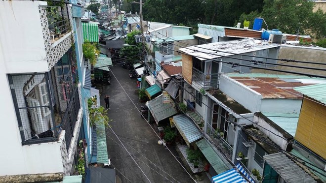 Đoạn đường Trần Bình Trọng hiện chỉ rộng khoảng 5 m.  Ảnh: Anh Tú
