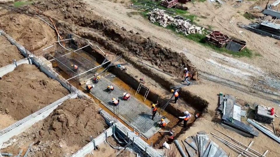 Dự án nhà ở xã hội công đoàn Giao Long đang được đẩy nhanh tiến độ thi công với nhiều hạng mục triển khai đồng loạt. Ảnh: Hoàng Lộc