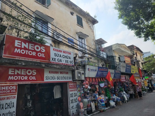 Phần lớn khu vực tầng 1 bị cơi nới làm nơi kinh doanh. Ảnh: Minh Hạnh