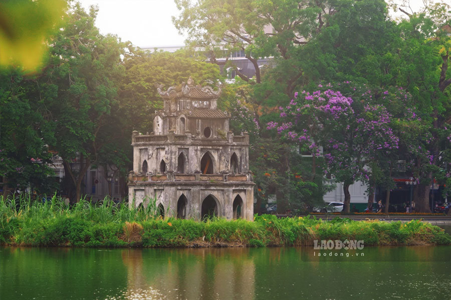 tại hồ gươm