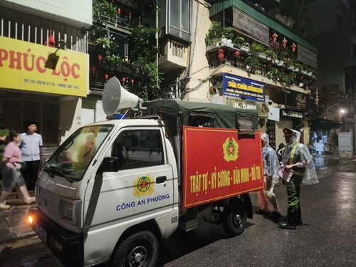 Lực lượng chức năng phường Hoàn Kiếm kiểm tra đột xuất khu bán buôn thịt bò. Ảnh: Minh Hạnh