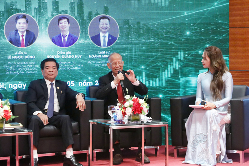 Tiến sĩ Nguyễn Minh Phong, chuyên gia kinh tế chia sẻ tại tọa đàm. Ảnh: Nguyễn Ánh