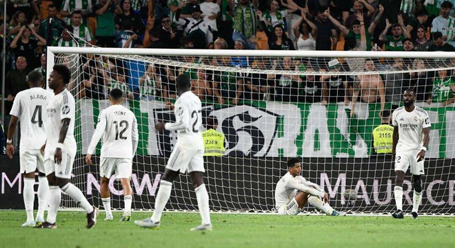 Trận thua Barcelona đã đánh dấu một mùa giải trắng tay của Real Madrid.  Ảnh: AFP