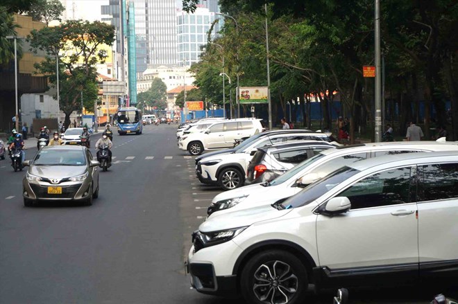 TPHCM sử dụng tạm lòng đường Lê Lai để đỗ xe ôtô có thu phí. Ảnh: Minh Quân