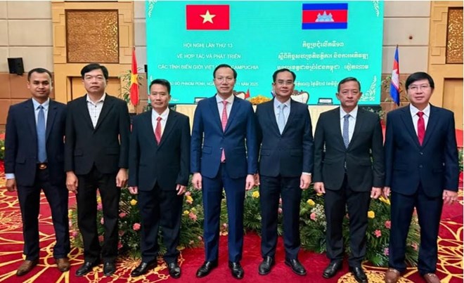 Xây dựng quan hệ hữu nghị với địa phương nước bạn có chung đường biên giới