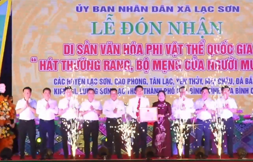 Lãnh đạo xã Lạc Sơn đón nhận Di sản văn hóa phi vật thể quốc gia “Hát Thường rang, Bộ mẹng của người Mường”. Ảnh: Trang tin xã Lạc Sơn 111mu.jpg