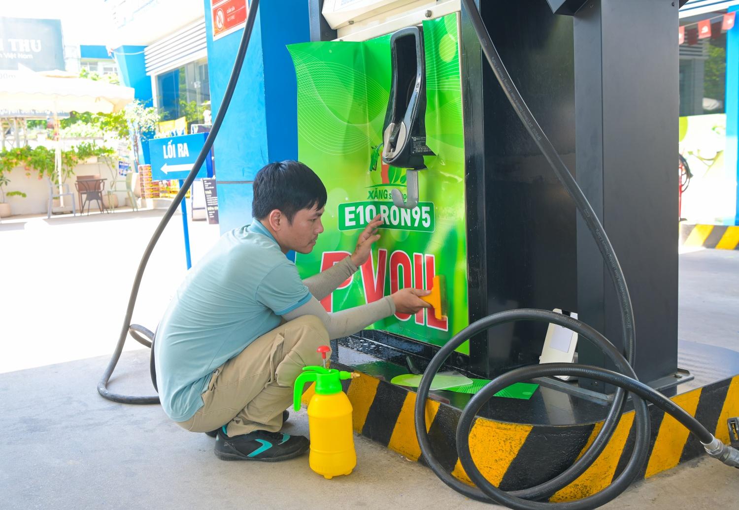 Cận cảnh công tác chuẩn bị cung ứng xăng E10 tại CHXD của PVOIL Cận cảnh công tác chuẩn bị cung ứng xăng E10 tại CHXD của PVOIL