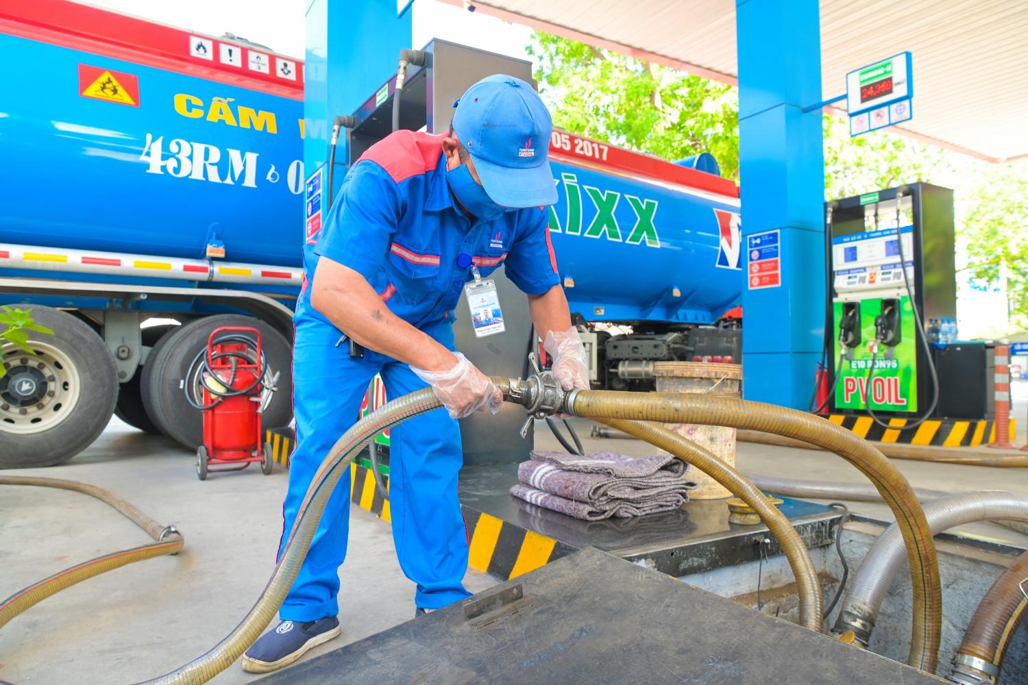 Nhân viên kỹ thuật thực hiện lắp đặt các đầu ống nối tại hệ thống thu hồi hơi, chuẩn bị cho quá trình nhập xăng sinh học E10 tại cửa hàng xăng dầu PVOIL. Nhân viên kỹ thuật thực hiện lắp đặt các đầu ống nối tại hệ thống thu hồi hơi, chuẩn bị cho quá trình nhập xăng sinh học E10 tại cửa hàng xăng dầu PVOIL.
