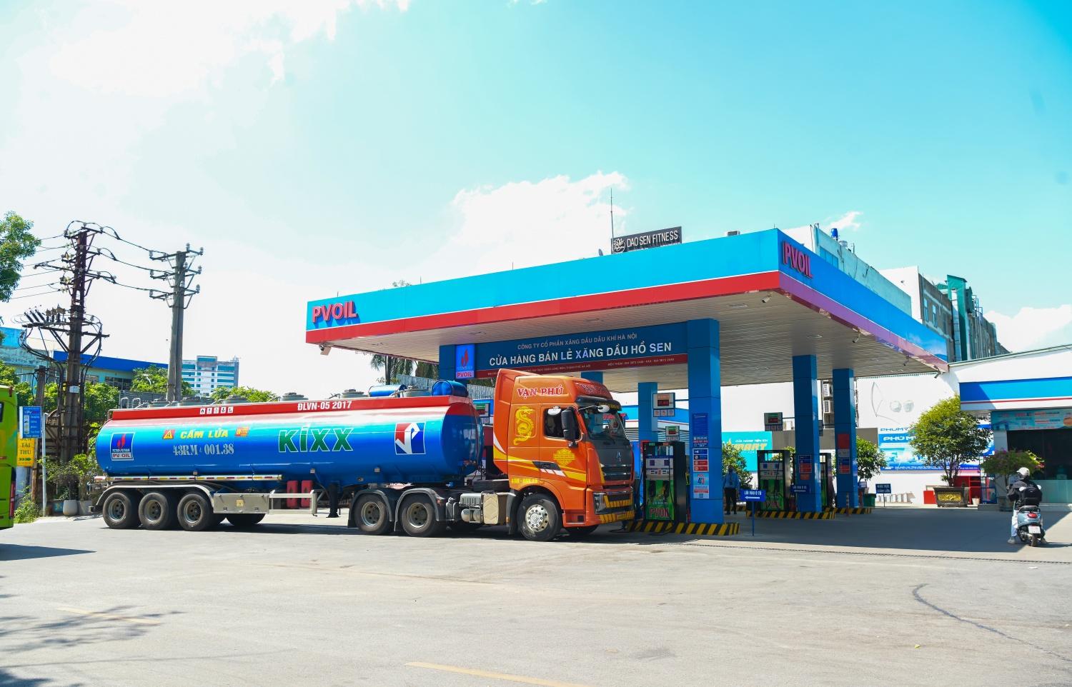 Xe bồn vận chuyển xăng sinh học E10 tới cung cấp nhiên liệu tại Cửa hàng xăng dầu Hồ Sen thuộc hệ thống PVOIL. Xe bồn vận chuyển xăng sinh học E10 tới cung cấp nhiên liệu tại Cửa hàng xăng dầu Hồ Sen thuộc hệ thống PVOIL.