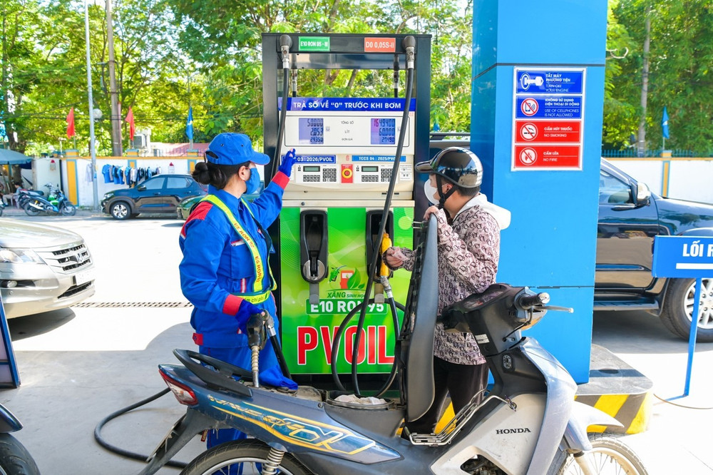 Khách hàng đổ xăng E10 tại CHXD PVOIL. 3.jpg