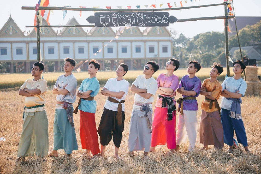 Không chỉ có phụ nữ, nam giới Khmer cũng có những bộ trang phục truyền thống đầy vẻ nam tính, khỏe khoắn nhưng không kém phần rực rỡ để mặc trong các dịp Tết Chôl Chnăm Thmây hay lễ cúng trăng Ok Om Bok. (Ảnh: Chú Râu)