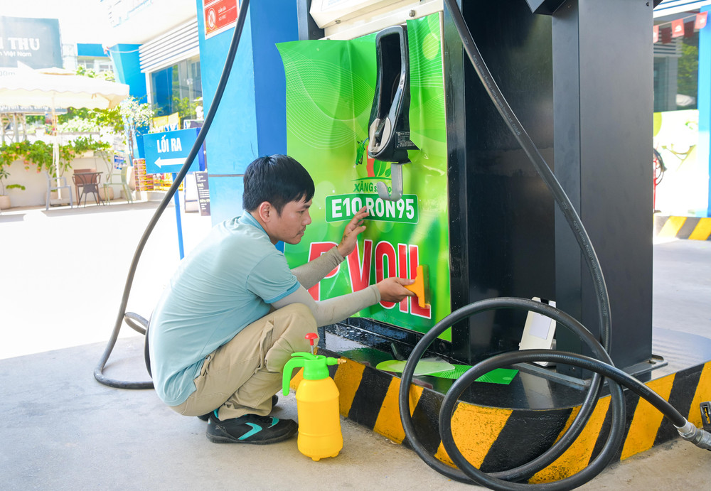 Đơn vị thi công dán nhãn sản phẩm xăng E10 tại trụ bơm. 2.jpg