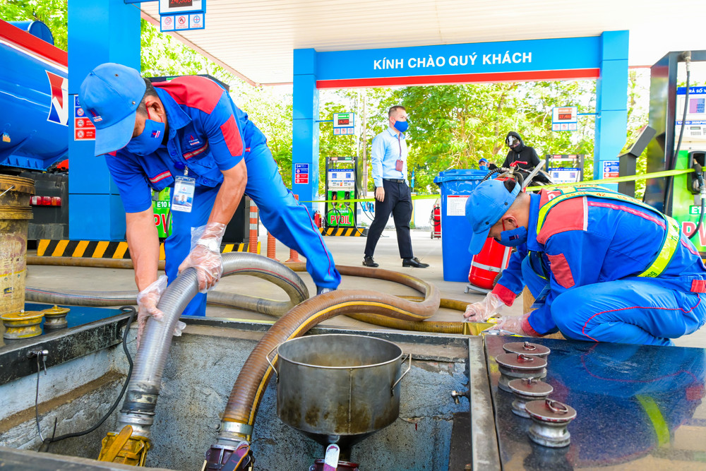 Nhân viên PVOIL nhập xăng E10 vào bồn chứa tại CHXD. 1.jpg