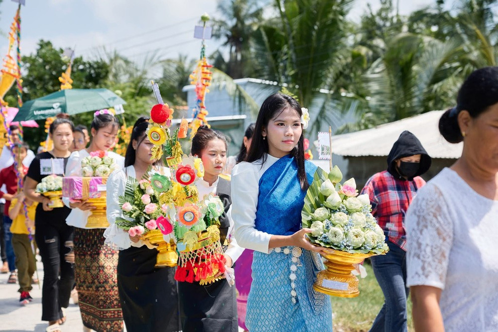Khi đi lễ chùa hay tham gia các nghi thức tôn giáo, sự trang nghiêm và thanh lịch luôn được đặt lên hàng đầu. Người Khmer thường chọn mặc những chiếc áo màu trắng dệt từ tơ tằm hoặc sợi bông, điểm xuyết những hoa văn màu trắng tinh tế. Sự kết hợp hoàn hảo nhất là mặc cùng chiếc váy thổ cẩm truyền thống được gọi là Som-pốt Hôl. (Ảnh: Chú Râu)