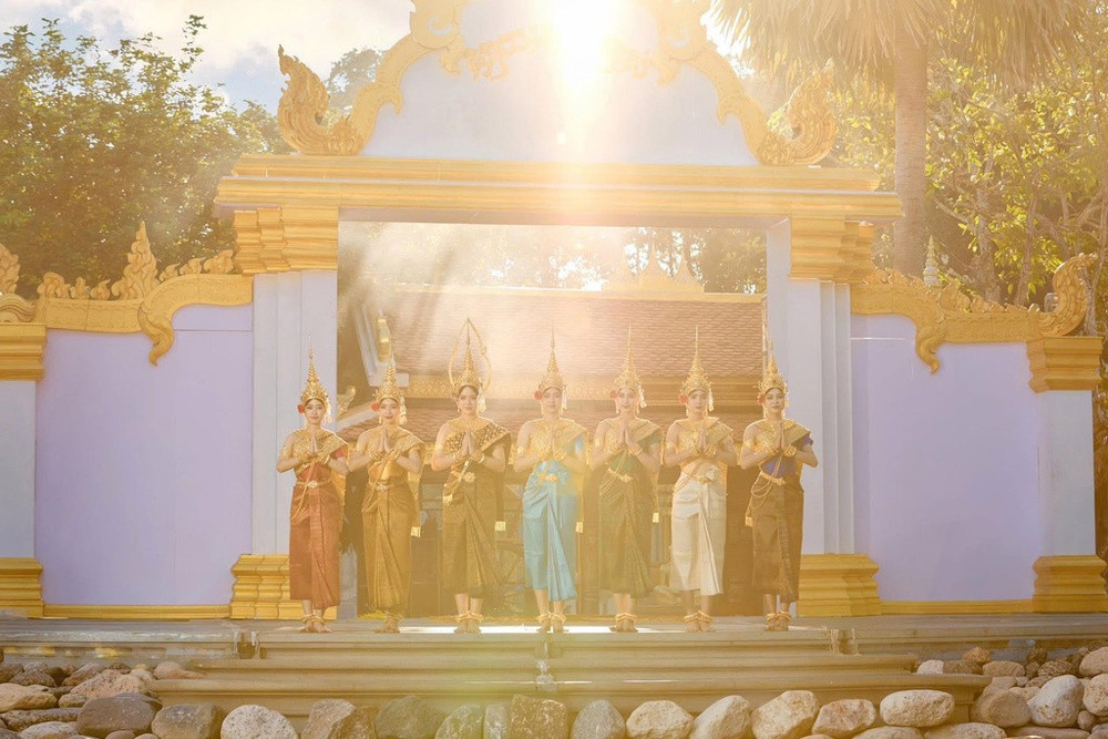 Trang phục truyền thống của người Khmer Nam Bộ tại Vĩnh Long là một cuốn biên niên sử sống động được dệt bằng lụa và tơ. Việc gìn giữ và phát huy vẻ đẹp của những chiếc Som-pốt Hôl, những dải khăn Kon-seng Pea-nea không chỉ là việc bảo vệ một thói quen ăn mặc, mà chính là bảo vệ phần hồn cốt thiêng liêng của một dân tộc giàu truyền thống văn hóa. (Ảnh: Chú Râu)