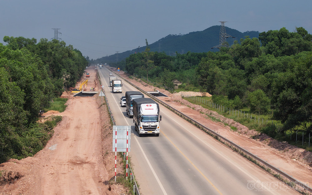 Cao tốc Bắc - Nam đoạn Cam Lộ - La Sơn đang trong quá trình vừa khai thác, vừa thực hiện nâng cấp mở rộng tiềm ẩn nguy cơ cao tai nạn giao thông. clo_br_dji-20260513151942-0232-d.jpg