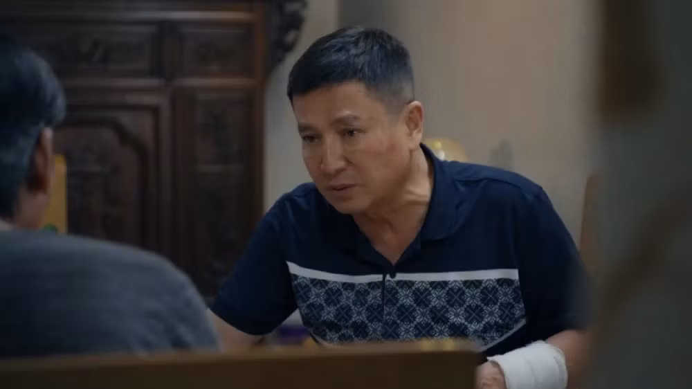 NSƯT Chí Trung trong phim "Dưới ô cửa sáng đèn". Ảnh: VOV anh-man-hinh-2026-05-17-luc-223218.png