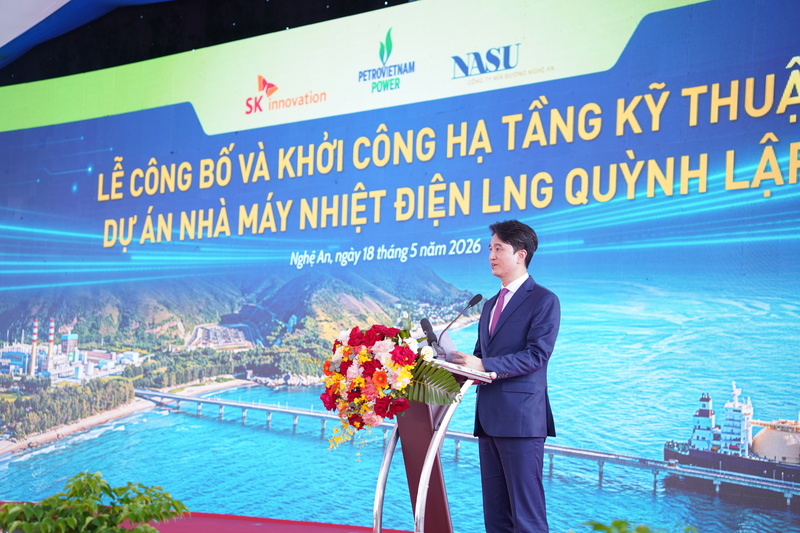 Đại diện nhà đầu tư khẳng định đã chuẩn bị các điều kiện cần thiết về nguồn lực, công nghệ, tài chính và phương án triển khai, với quyết tâm xây dựng Nhà máy Nhiệt điện LNG Quỳnh Lập trở thành một công trình năng lượng hiện đại, an toàn, hiệu quả, đáp ứng các tiêu chuẩn môi trường quốc tế và hòa lưới điện quốc gia theo đúng lộ trình đã cam kết với Chính phủ và tỉnh Nghệ An. Ảnh: Mai Liễu