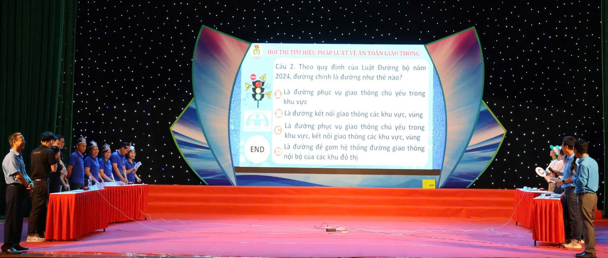 Các đội lần lượt trải qua nhiều phần thi sôi nổi, giúp đoàn viên, người lao động nắm vững kiến thức pháp luật về an toàn giao thông. Ảnh: Quốc Chinh