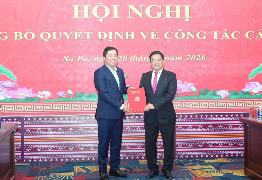 Ông Dương Quốc Huy - Bí thư Tỉnh ủy Lào Cai trao quyết định cho ông Tô Ngọc Liễn. Ảnh CTTĐT Lào Cai fb-img-1779248938249.jpg