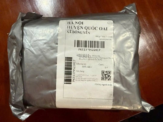 Gói hàng mà các đối tượng đóng gửi cho bị hại.