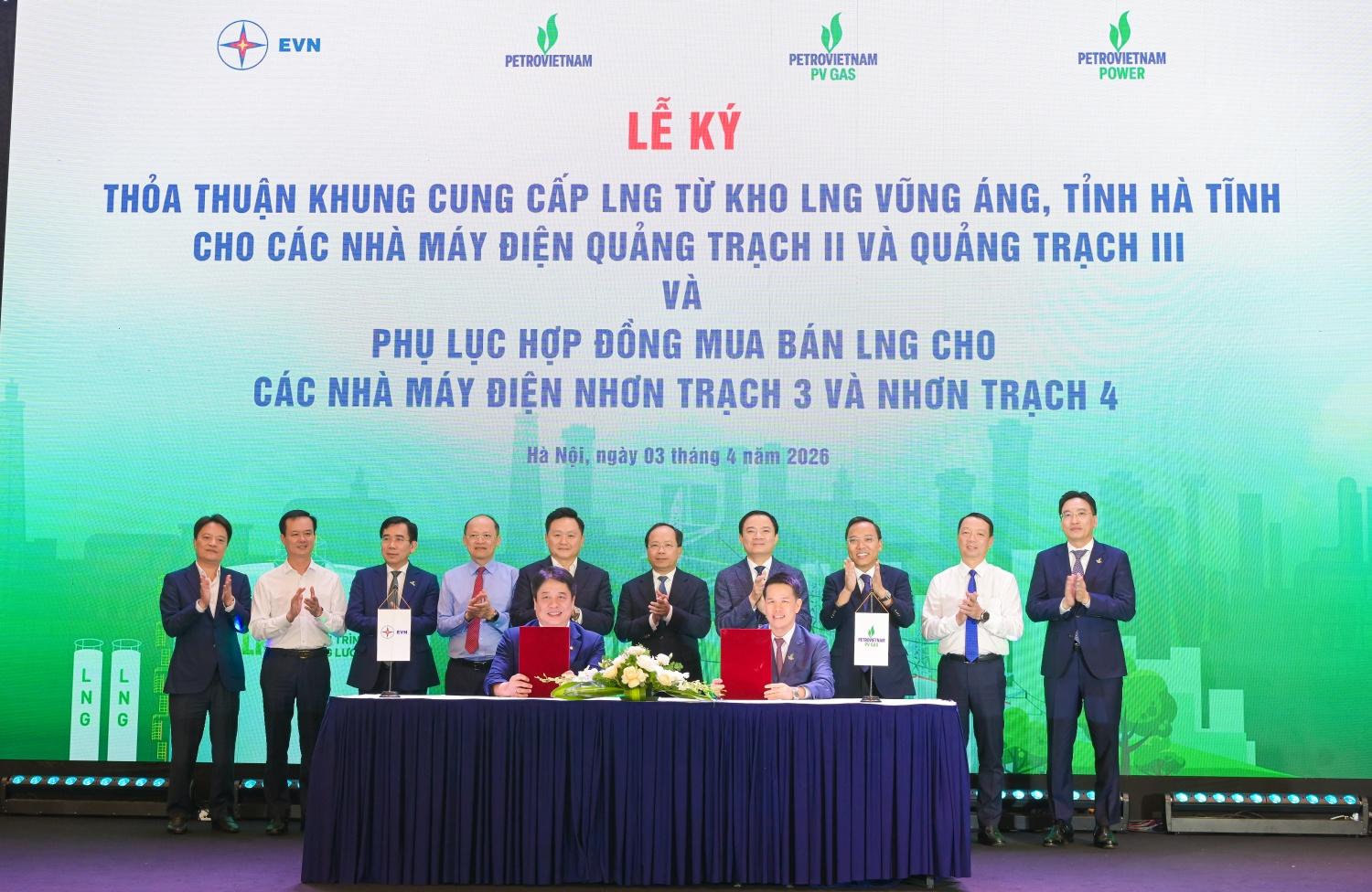 Đồng chí Phạm Văn Phong – Tổng Giám đốc PV GAS và đồng chí Nguyễn Anh Tuấn – Tổng Giám đốc EVN ký kết Thỏa thuận khung về cung cấp LNG tái hóa từ Kho LNG Vũng Áng cho các Nhà máy Nhiệt điện Quảng Trạch II và Quảng Trạch III dưới sự chứng kiến của các đồng chí lãnh đạo Trung ương, địa phương, Petrovietnam và lãnh đạo hai đơn vị