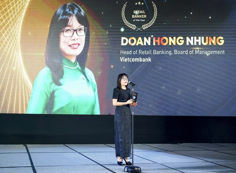 Bà Đoàn Hồng Nhung, Giám đốc Khối Bán lẻ Vietcombank phát biểu tại lễ trao giải