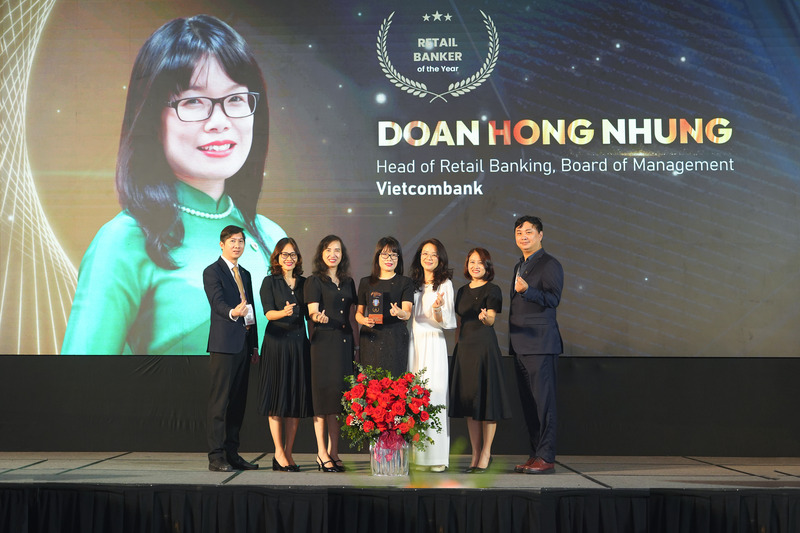 Các thành viên Vietcombank chúc mừng và chụp ảnh lưu niệm tại lễ trao giải