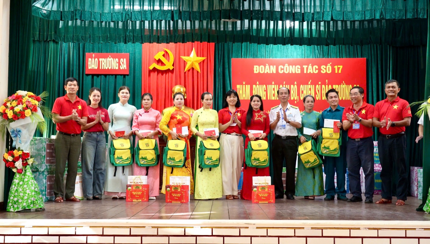 Petrovietnam thăm, động viên cán bộ chiến sĩ, người dân tại huyện đảo Trường Sa và Nhà Giàn DK-I/20 Petrovietnam thăm, động viên cán bộ chiến sĩ, người dân tại huyện đảo Trường Sa và Nhà Giàn DK I/20