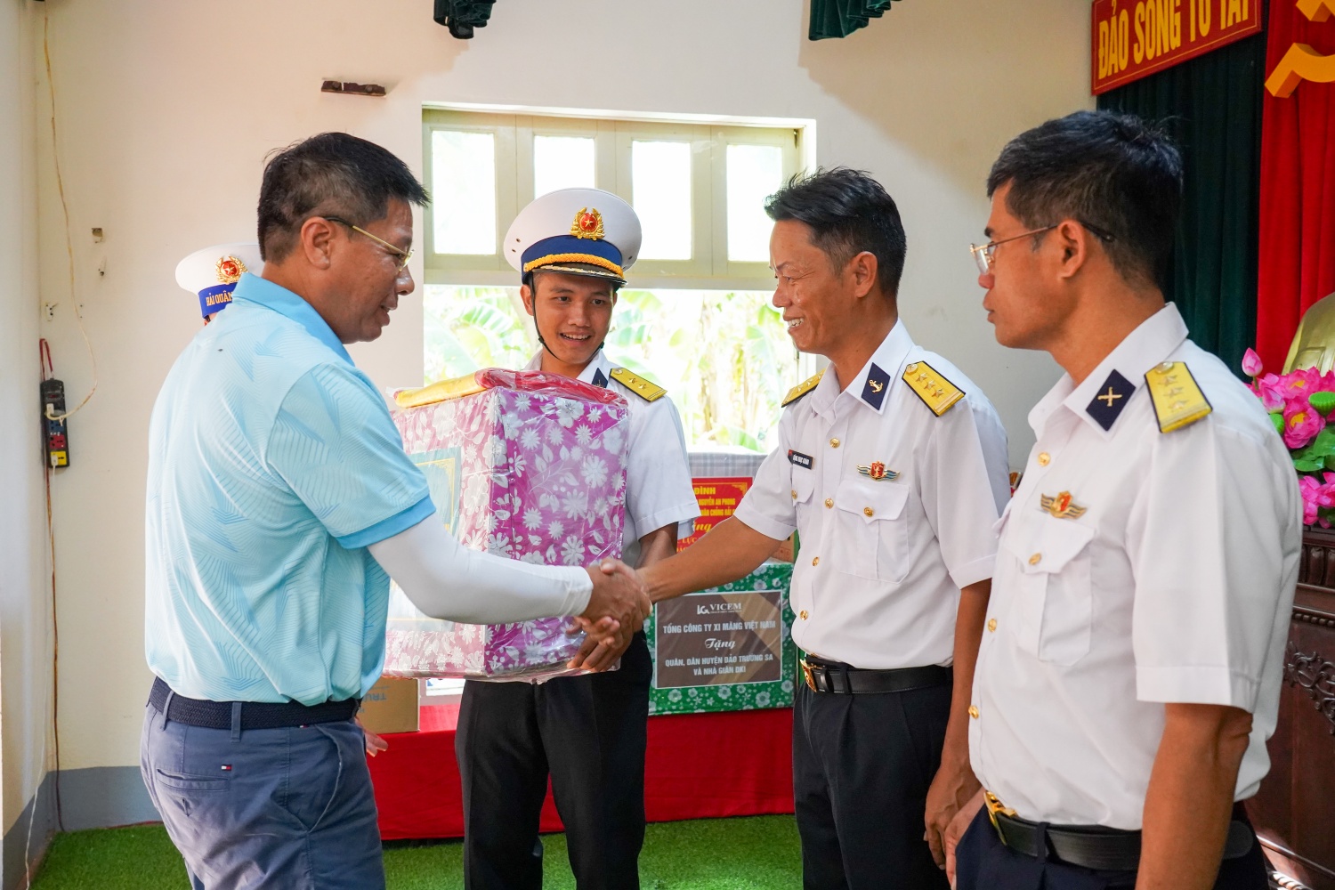 Petrovietnam thăm, động viên cán bộ chiến sĩ, người dân tại huyện đảo Trường Sa và Nhà Giàn DK-I/20 Petrovietnam thăm, động viên cán bộ chiến sĩ, người dân tại huyện đảo Trường Sa và Nhà Giàn DK I/20