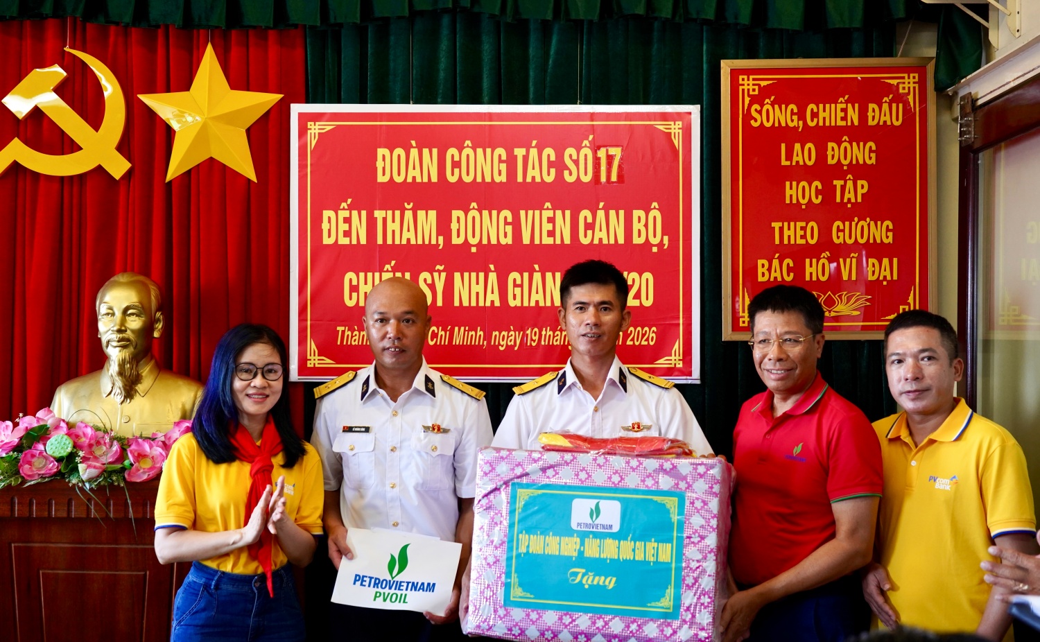 Petrovietnam thăm, động viên cán bộ chiến sĩ, người dân tại huyện đảo Trường Sa và Nhà Giàn DK-I/20 Petrovietnam thăm, động viên cán bộ chiến sĩ, người dân tại huyện đảo Trường Sa và Nhà Giàn DK I/20
