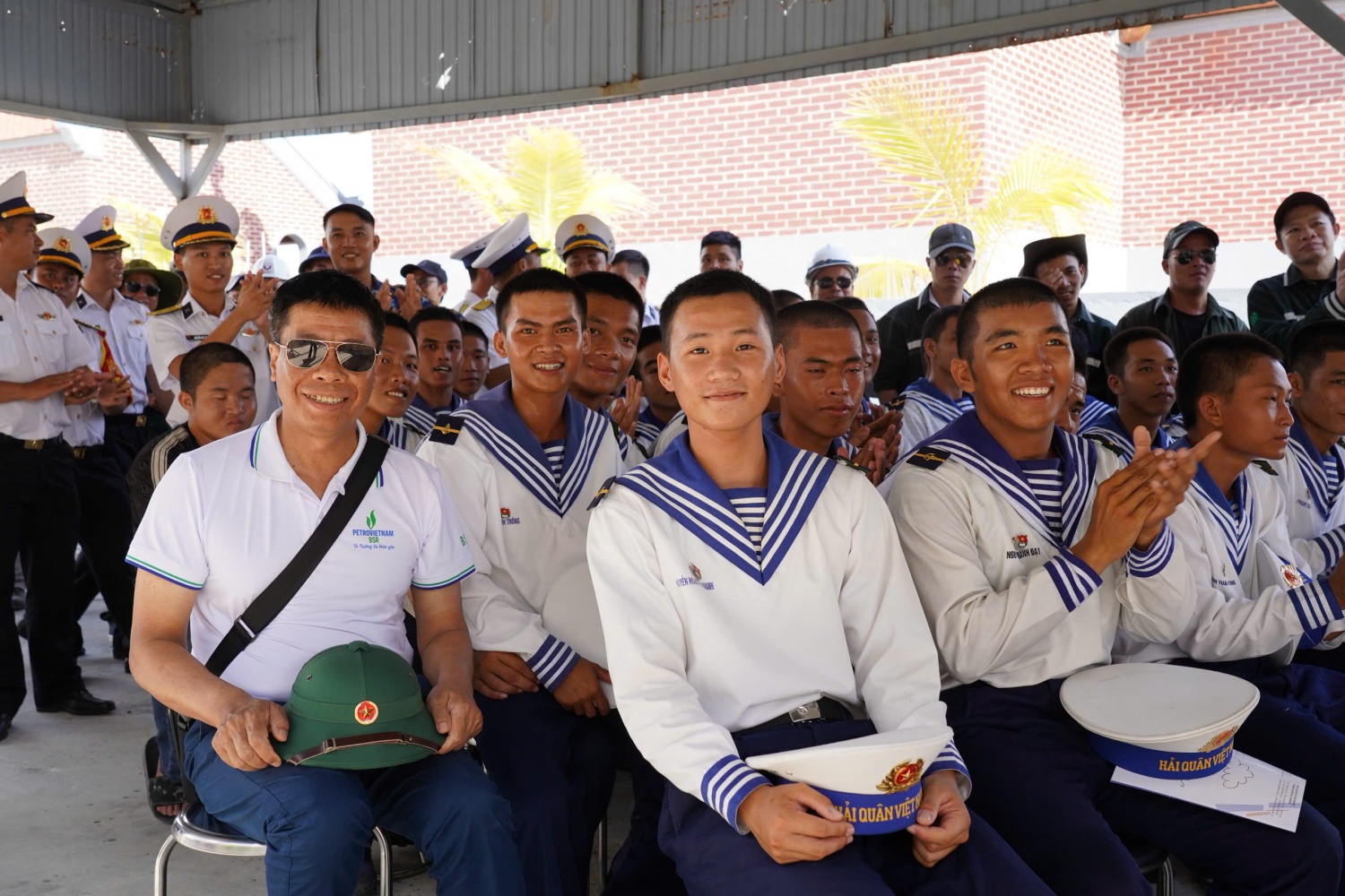 Petrovietnam thăm, động viên cán bộ chiến sĩ, người dân tại huyện đảo Trường Sa và Nhà Giàn DK-I/20