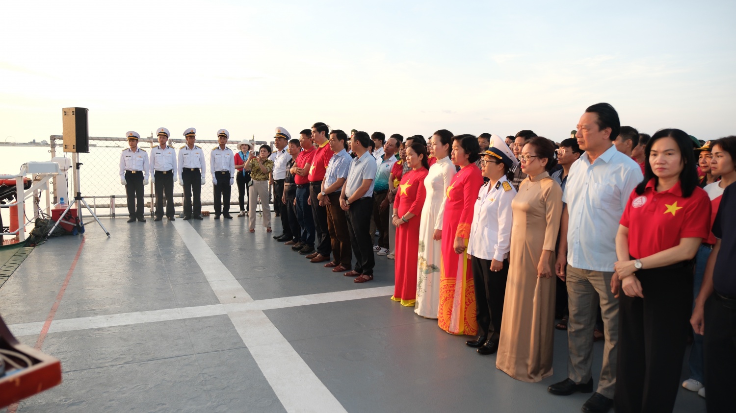 Petrovietnam thăm, động viên cán bộ chiến sĩ, người dân tại huyện đảo Trường Sa và Nhà Giàn DK-I/20 Petrovietnam thăm, động viên cán bộ chiến sĩ, người dân tại huyện đảo Trường Sa và Nhà Giàn DK-I/20