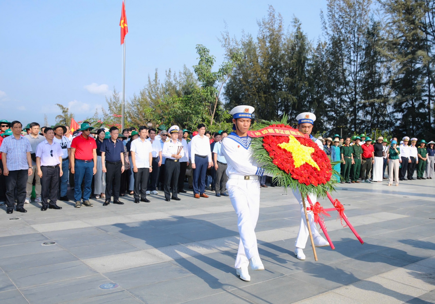 Petrovietnam thăm, động viên cán bộ chiến sĩ, người dân tại huyện đảo Trường Sa và Nhà Giàn DK-I/20 Petrovietnam thăm, động viên cán bộ chiến sĩ, người dân tại huyện đảo Trường Sa và Nhà Giàn DK I/20