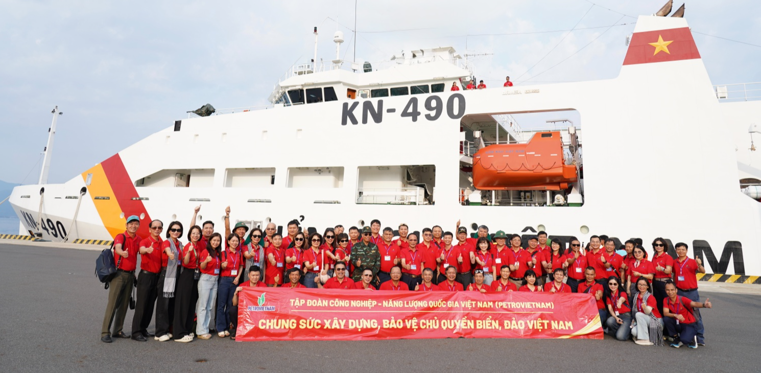 Petrovietnam thăm, động viên cán bộ chiến sĩ, người dân tại huyện đảo Trường Sa và Nhà Giàn DK-I/20 Petrovietnam thăm, động viên cán bộ chiến sĩ, người dân tại huyện đảo Trường Sa và Nhà Giàn DK I/20
