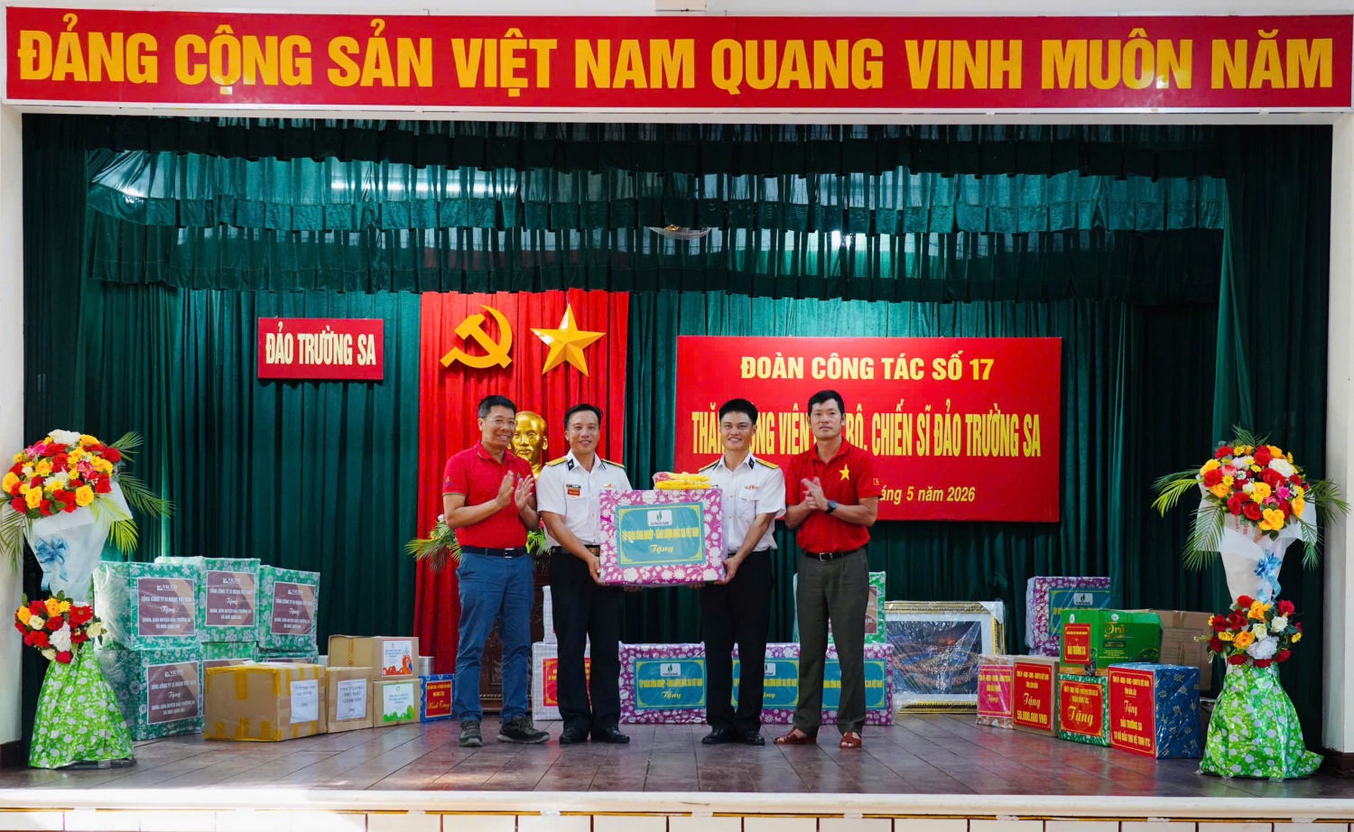 Petrovietnam thăm, động viên cán bộ chiến sĩ, người dân tại huyện đảo Trường Sa và Nhà Giàn DK-I/20 Petrovietnam thăm, động viên cán bộ chiến sĩ, người dân tại huyện đảo Trường Sa và Nhà Giàn DK I/20