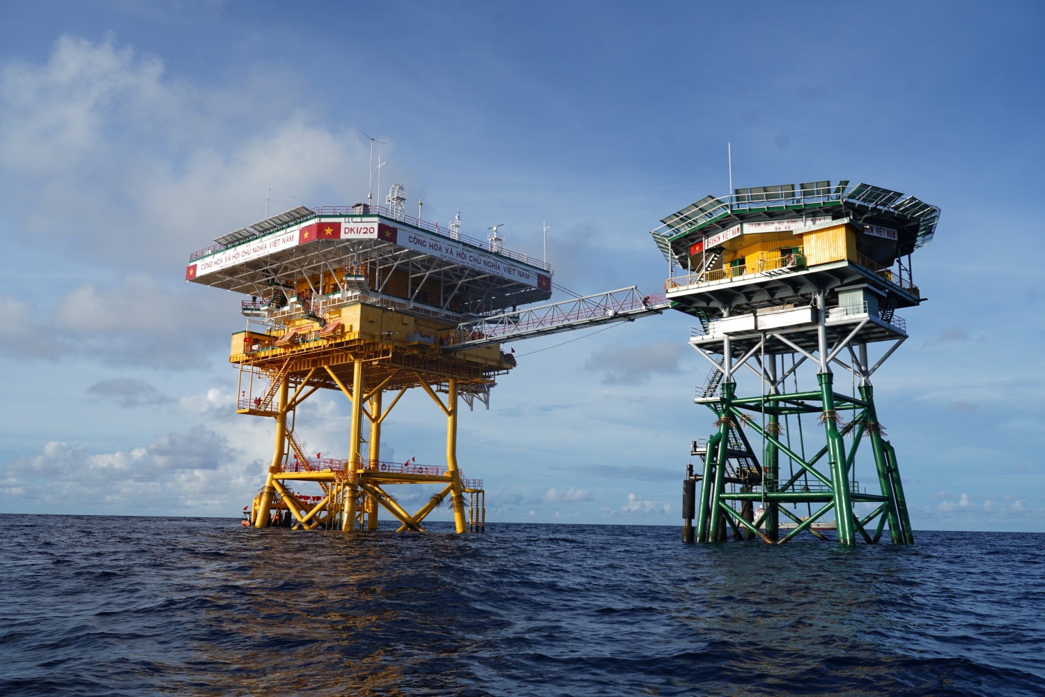 Petrovietnam thăm, động viên cán bộ chiến sĩ, người dân tại huyện đảo Trường Sa và Nhà Giàn DK-I/20 Petrovietnam thăm, động viên cán bộ chiến sĩ, người dân tại huyện đảo Trường Sa và Nhà Giàn DK I/20