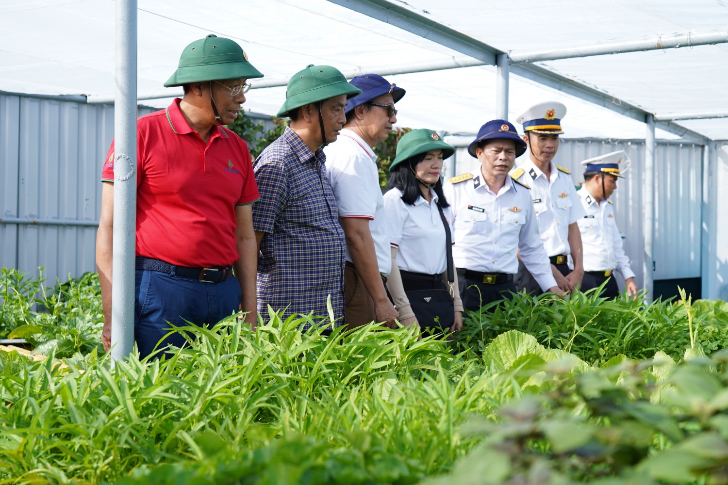 Petrovietnam thăm, động viên cán bộ chiến sĩ, người dân tại huyện đảo Trường Sa và Nhà Giàn DK-I/20 Petrovietnam thăm, động viên cán bộ chiến sĩ, người dân tại huyện đảo Trường Sa và Nhà Giàn DK I/20