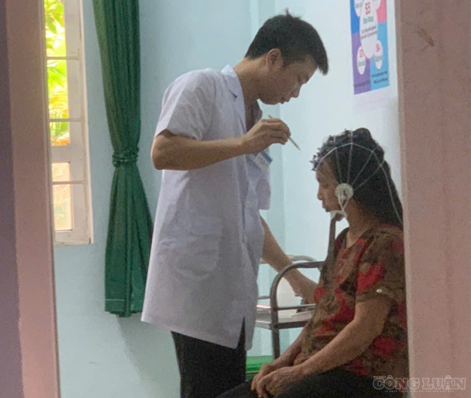 Bà Kính đi kiểm tra sức khoẻ tại Trung tâm Y tế của huyện. clo_br_z7699017097283-e6111728adbd1cbac3181130043e312b-245.jpg