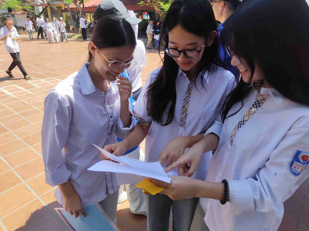 Thí sinh trao đổi bài làm sau khi kết thúc môn thi Ngữ văn của kỳ thi tuyển sinh lớp 10. Ảnh: Hải Minh/ LĐO eee-11zon-1.jpg