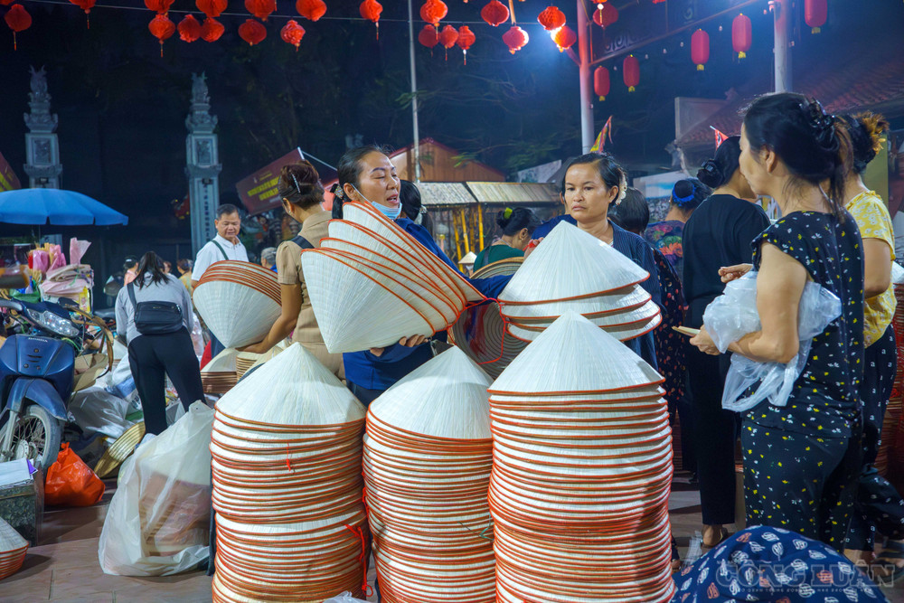 Bên cạnh những nguyên liệu, chợ nón làng Chuông còn cung cấp những thành phẩm nón đã hoàn thiện. clo_br_anh-4-1.jpg