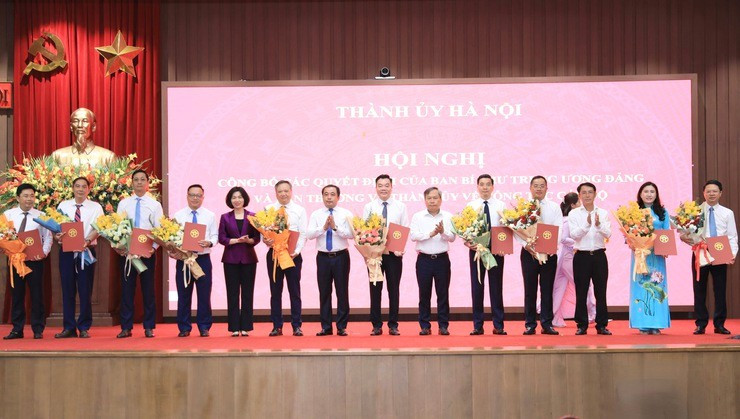 Bí thư Thành ủy Trần Đức Thắng và các đồng chí lãnh đạo Thành phố tặng hoa chúc mừng các đồng chí nhận nhiệm vụ mới. Ảnh: HNP Bí thư Thành ủy Trần Đức Thắng và các đồng chí lãnh đạo Thành phố tặng hoa chúc mừng các đồng chí nhận nhiệm vụ mới. Ảnh: HNP
